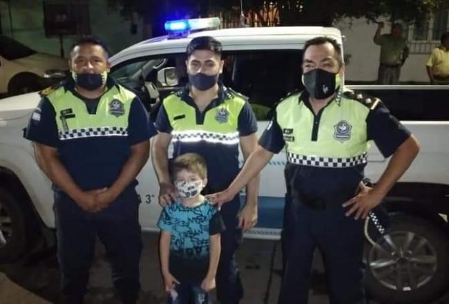  Un niño decidió festejar su cumpleaños con policías