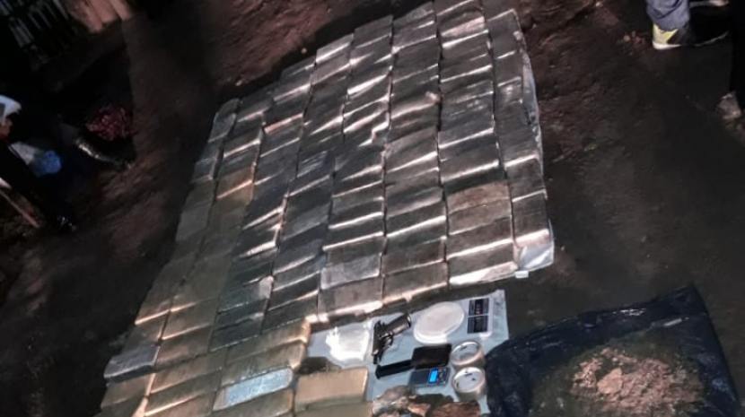 Los sorprendieron con 200 panes de marihuana y un arma de fuego