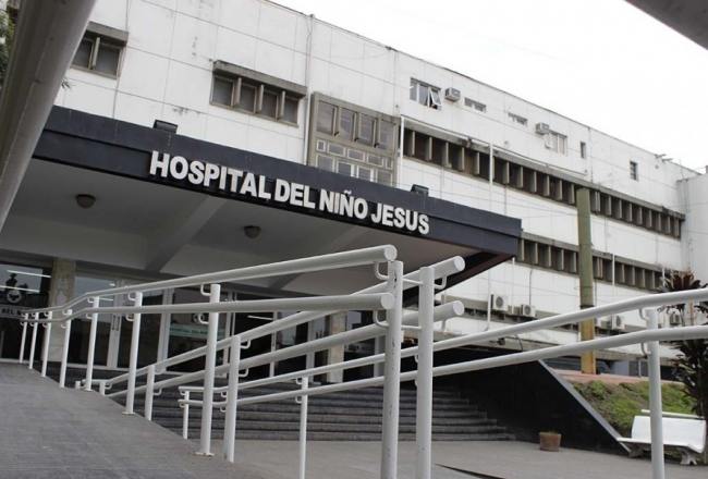 La niña fue salvada por el equipo de rescate de los bomberos y llegó en febrero al Hospital del Niño Jesús.