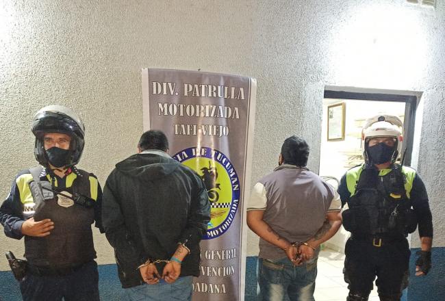Oficiales de la División Patrulla Motorizada de Tafí Viejo 911 con los jóvenes detenidos por tenencia de armas y moto que sería robada.