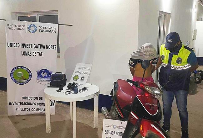 Miembro de banda dedicada a robos "piraña" custodiado por agente de la Unidad Investigativa Norte.