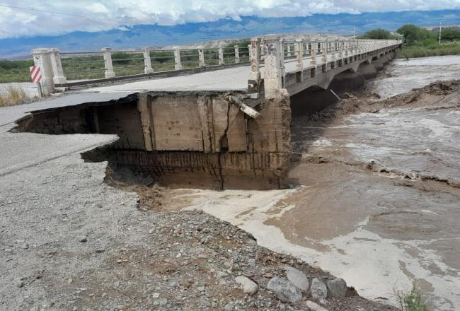 Interrumpen el tránsito en el “Puente de Quilmes” por la crecida del río Santa María Interrumpen el tránsito en el “Puente de Quilmes” por la crecida del río Santa María