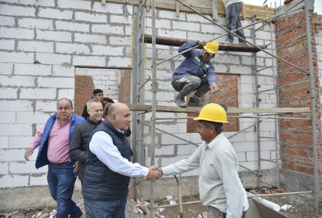 Manzur supervisó el avance de obra de 76 viviendas en Los Bulacio y Los Villagra