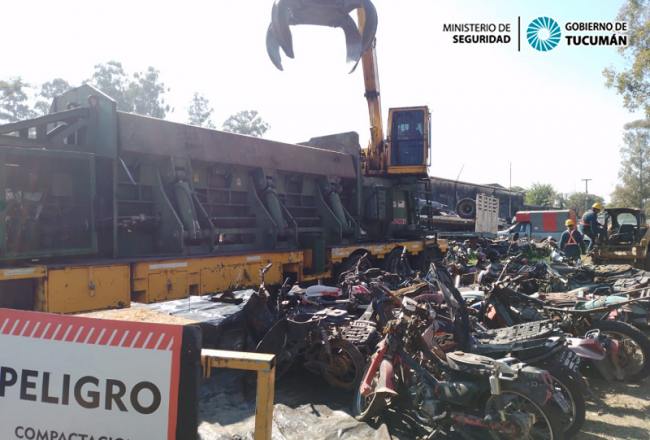Nueva jornada de compactación de chatarra: Cómo desaparecen los vehículos inservibles 1