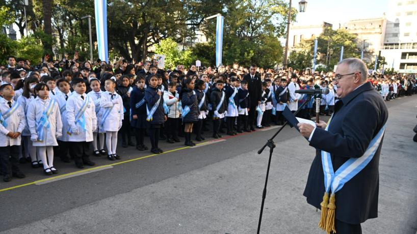 Jaldo encabeza el acto por el Día de la Bandera en Tucumán
