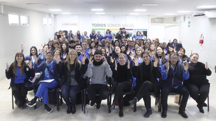 Capacitan a agentes sociosanitarios en lengua de señas