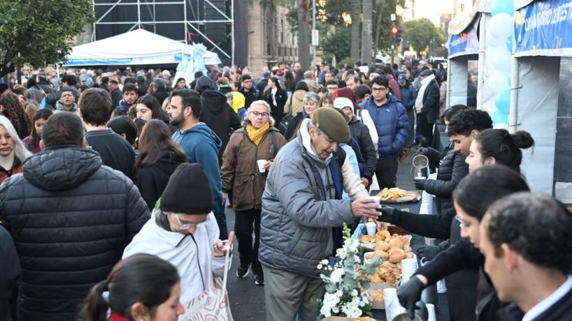 Los festejos patrios comenzaron con el tradicional chocolate frente a la Casa de Gobierno