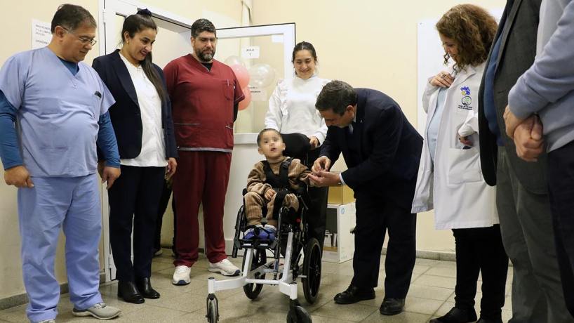 Felipe recibió una silla postural que mejorará su calidad de vida y acompañará su rehabilitación