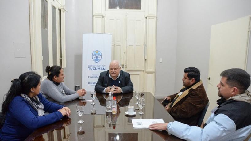 Masso junto a referentes de la agrupación Madres del Dolor