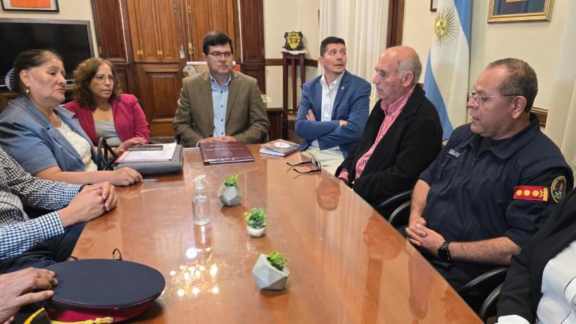 Subsidios, seguros  y equipamiento: Seguridad recibió a Bomberos Voluntarios