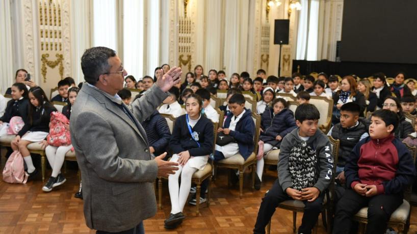 Monteros recibió a alumnos del interior en el Salón Blanco