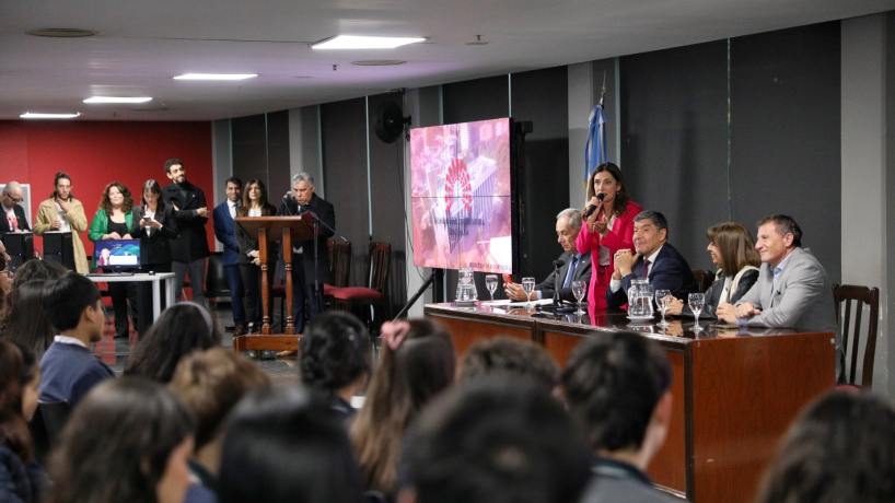 Educación y la Legislatura firmaron convenio para acercar leyes a las escuelas con tecnología y juegos