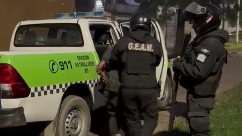 Redujeron con una pistola Taser a un hombre armado con un cuchillo durante un episodio de violencia familiar