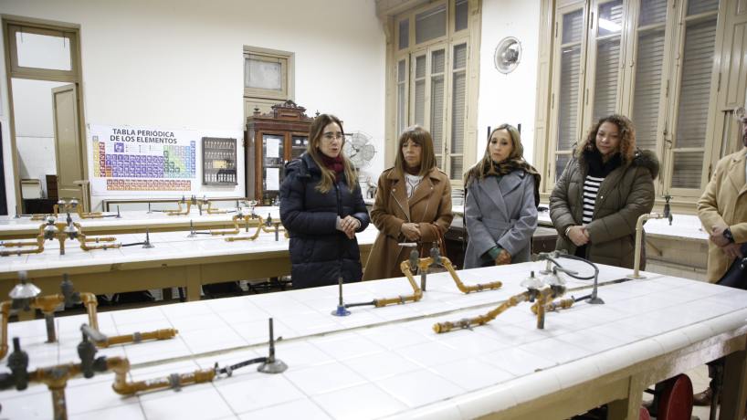 La Escuela Normal Superior Juan Bautista Alberdi recibió insumos para sus laboratorios