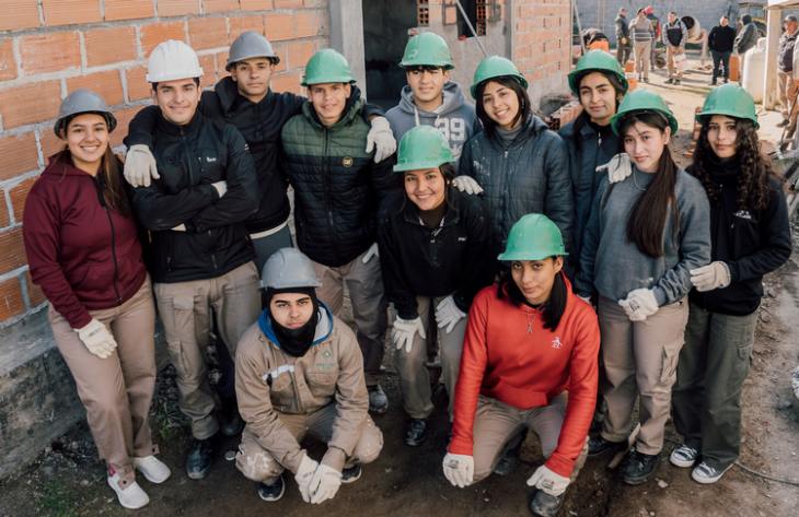 Estudiantes en obra
