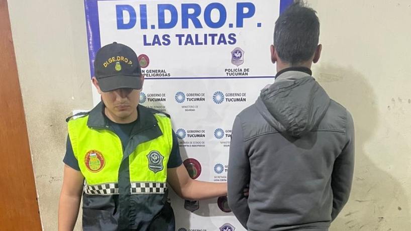 Sorprenden a un hombre que manipulaba ravioles de cocaína en la vía pública