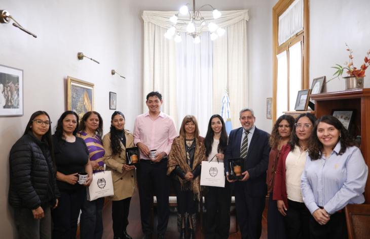 Distinguieron a estudiantes y graduados del IES Lola Mora becados por Francia
