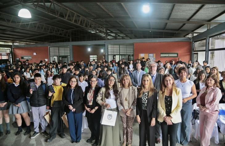 Entrega de libros del Proyecto LEP