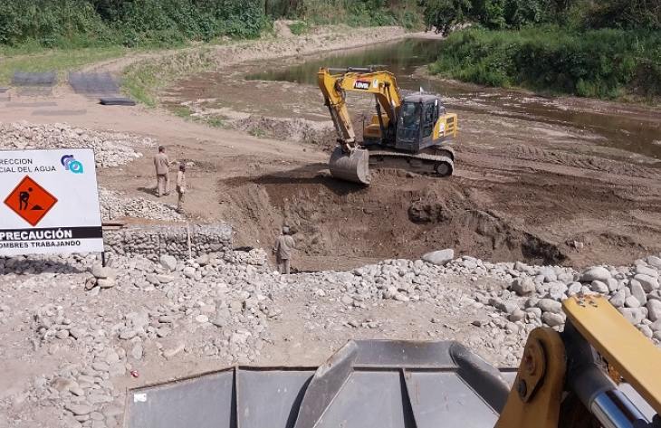 Obras de encauce en el río Salí, en Los Gómez, Leales