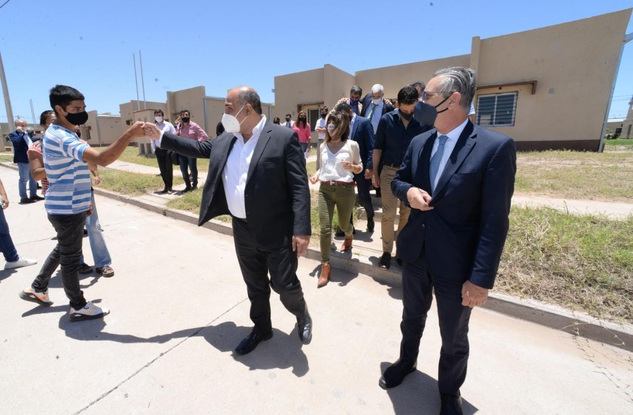 Manzur supervisó más de 200 nuevas viviendas en Las Talitas Manzur supervisó más de 200 nuevas viviendas en Las Talitas
