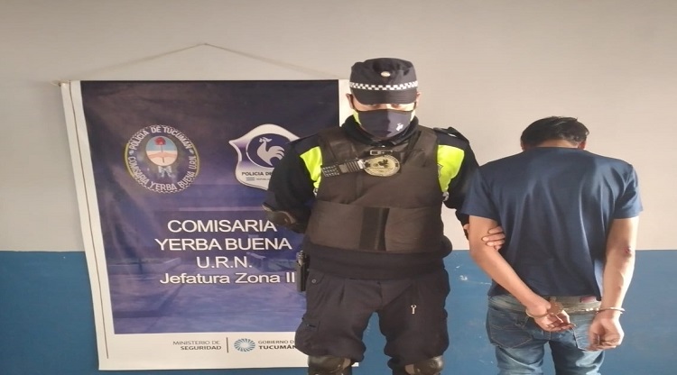 Un policía con el joven detenido por violencia familiar 
