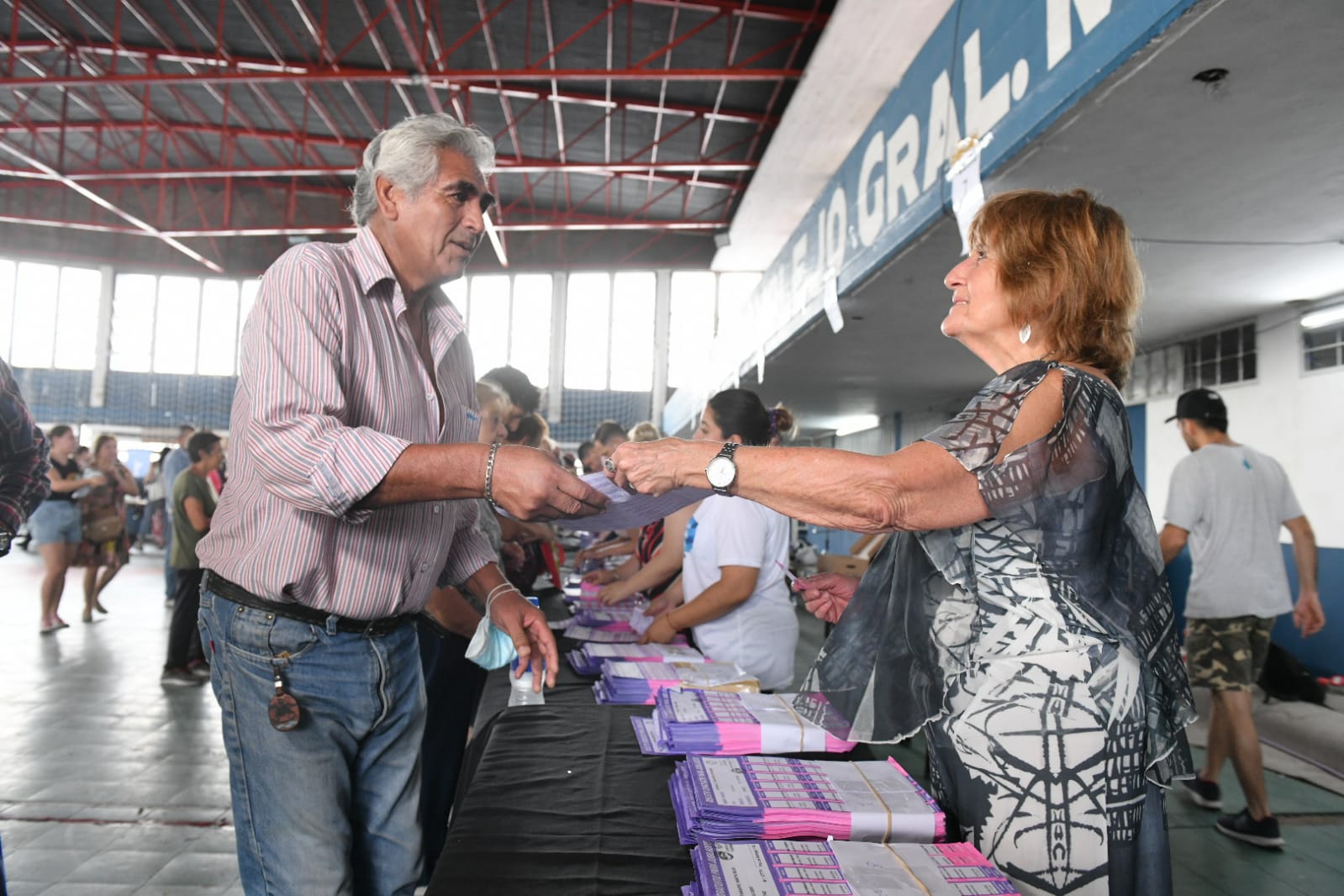 Continúa la entrega de los boletos a jubilados y jubiladas Continúa la entrega de los boletos a jubilados y jubiladas