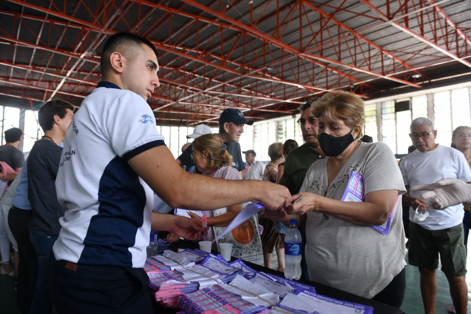 Continúa la entrega de los boletos a jubilados y jubiladas Continúa la entrega de los boletos a jubilados y jubiladas