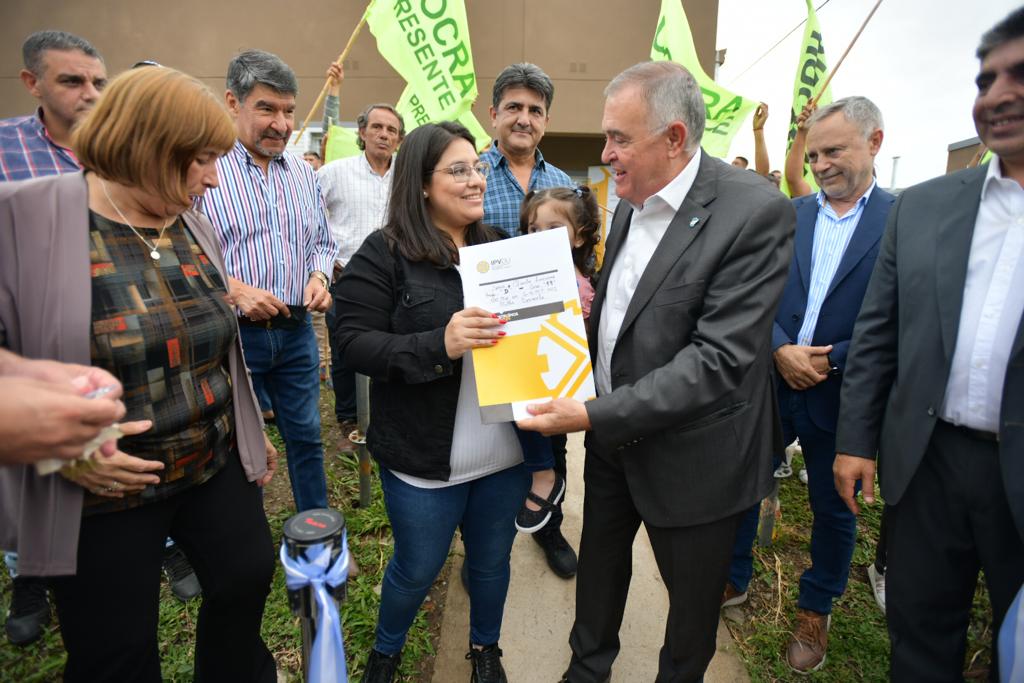 El Gobernador entregó 67 viviendas en Villa Carmela El Gobernador entregó 67 viviendas en Villa Carmela