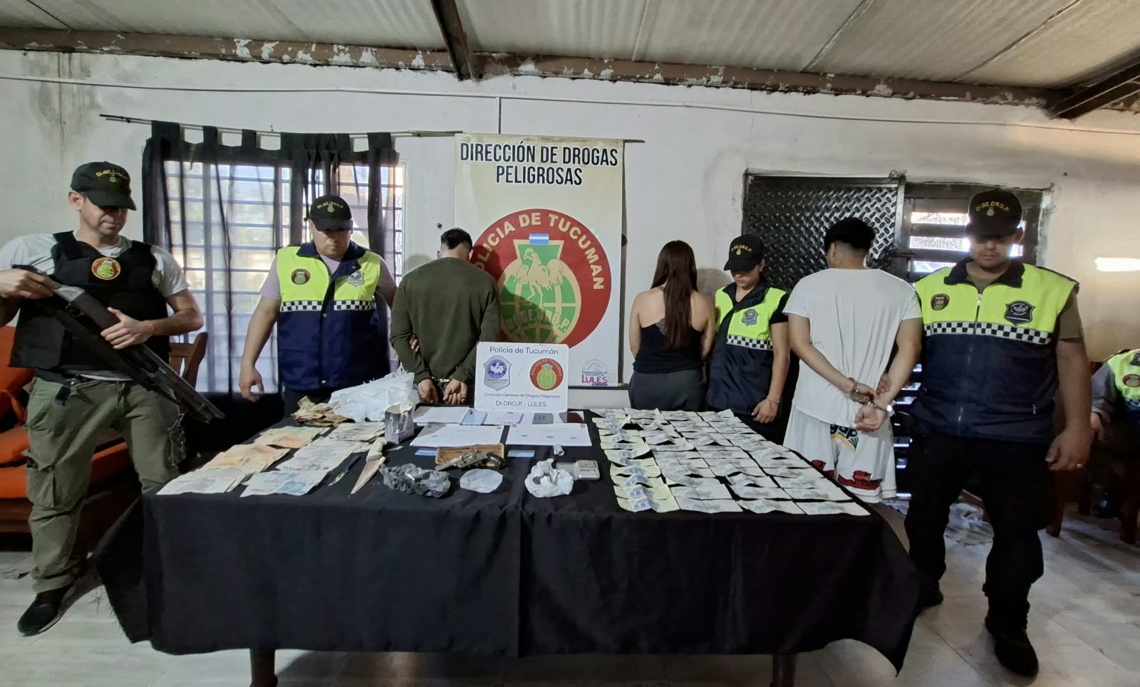 Secuestran dos piedras de cocaína, un arma y alrededor de un millón de pesos