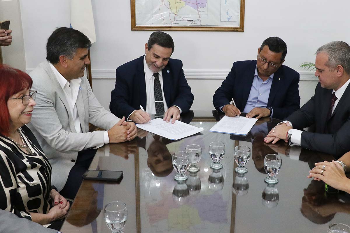 Salud e Interior firman convenio para la construcción de una policlínica en Cebil Redondo