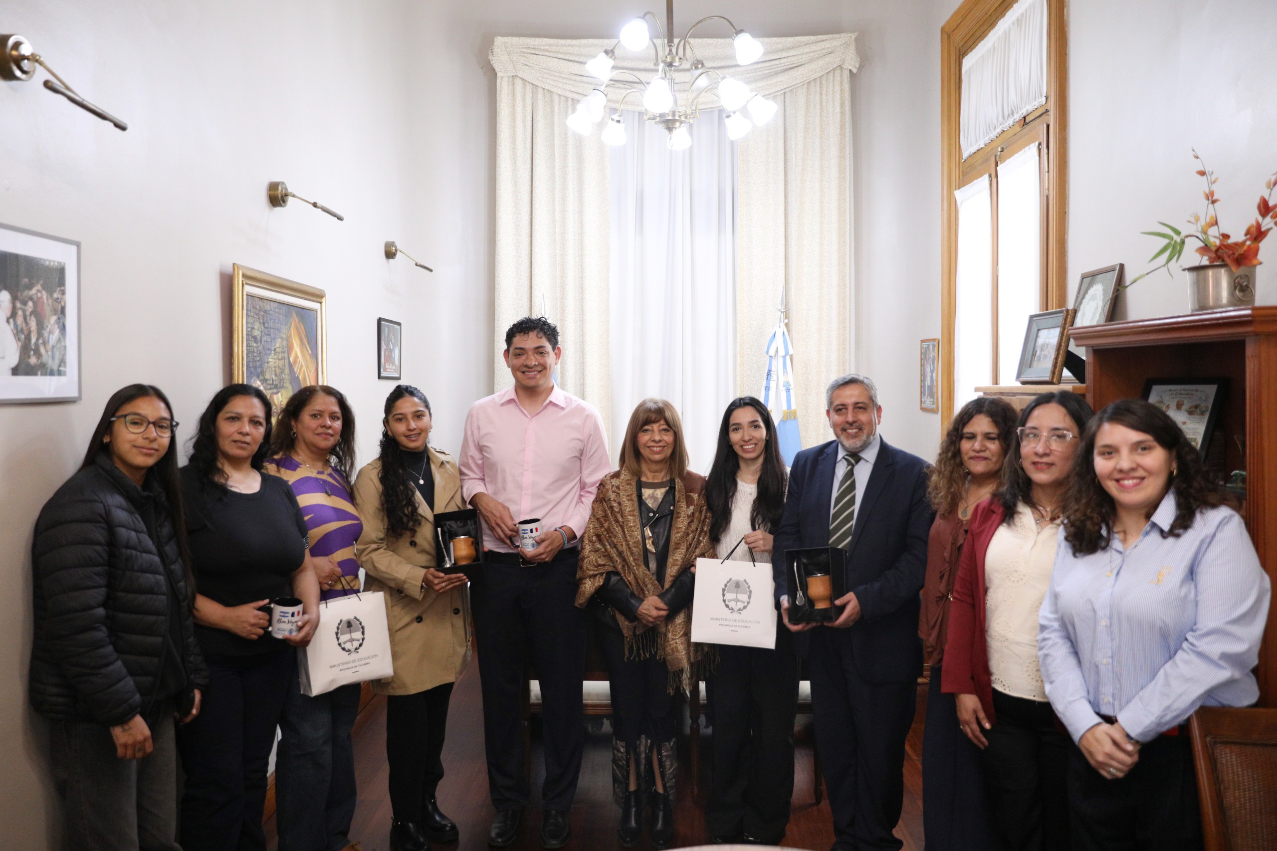 Distinguieron a estudiantes y graduados del IES Lola Mora becados por Francia