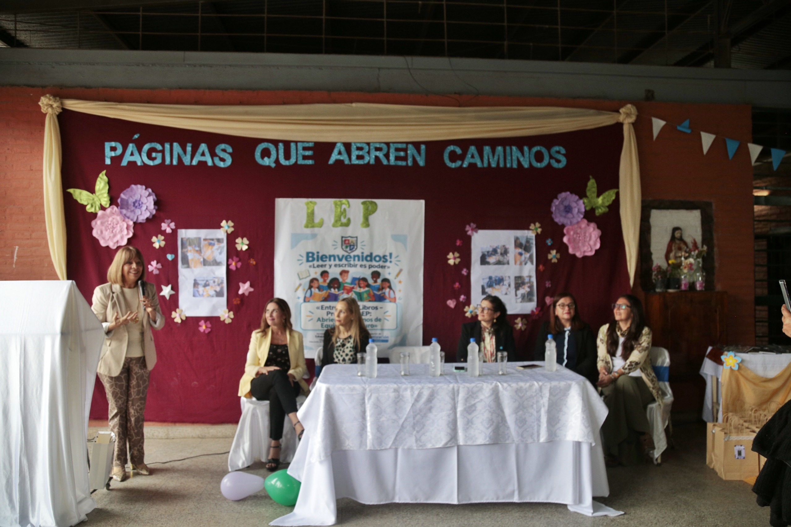Acto de entrega de libros