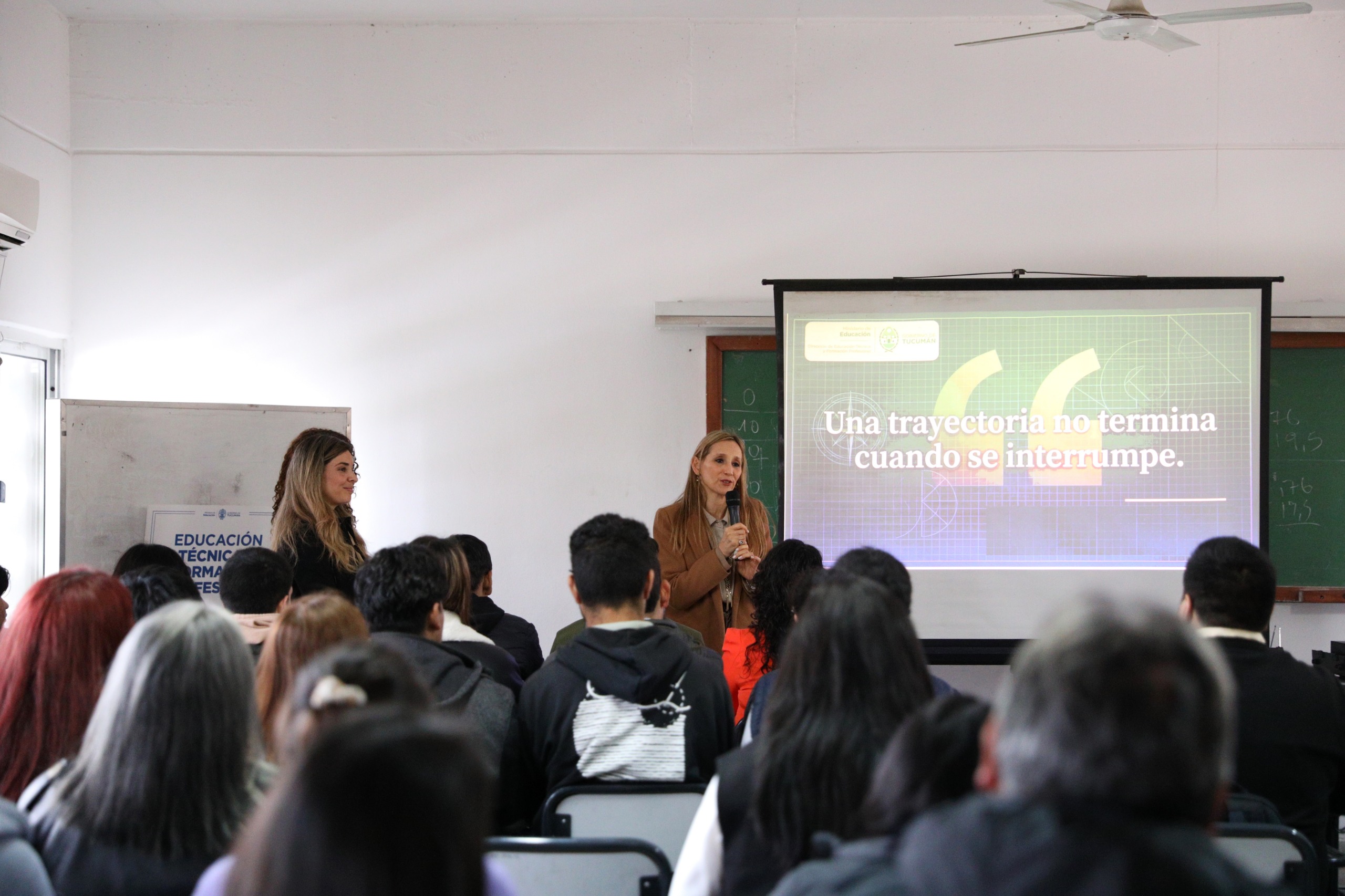 Educación entregó certificados a los alumnos de escuelas técnicas que finalizaron sus estudios secundarios