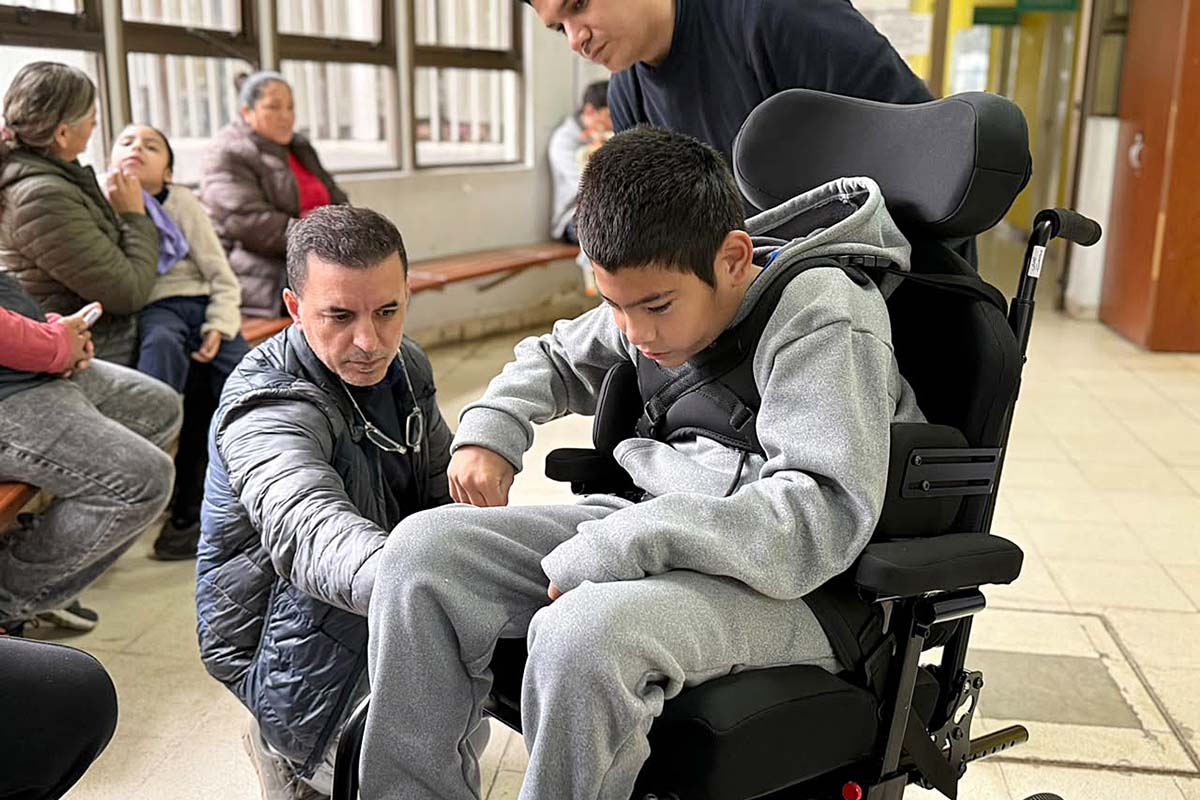 Silla postural entregada a Fernando