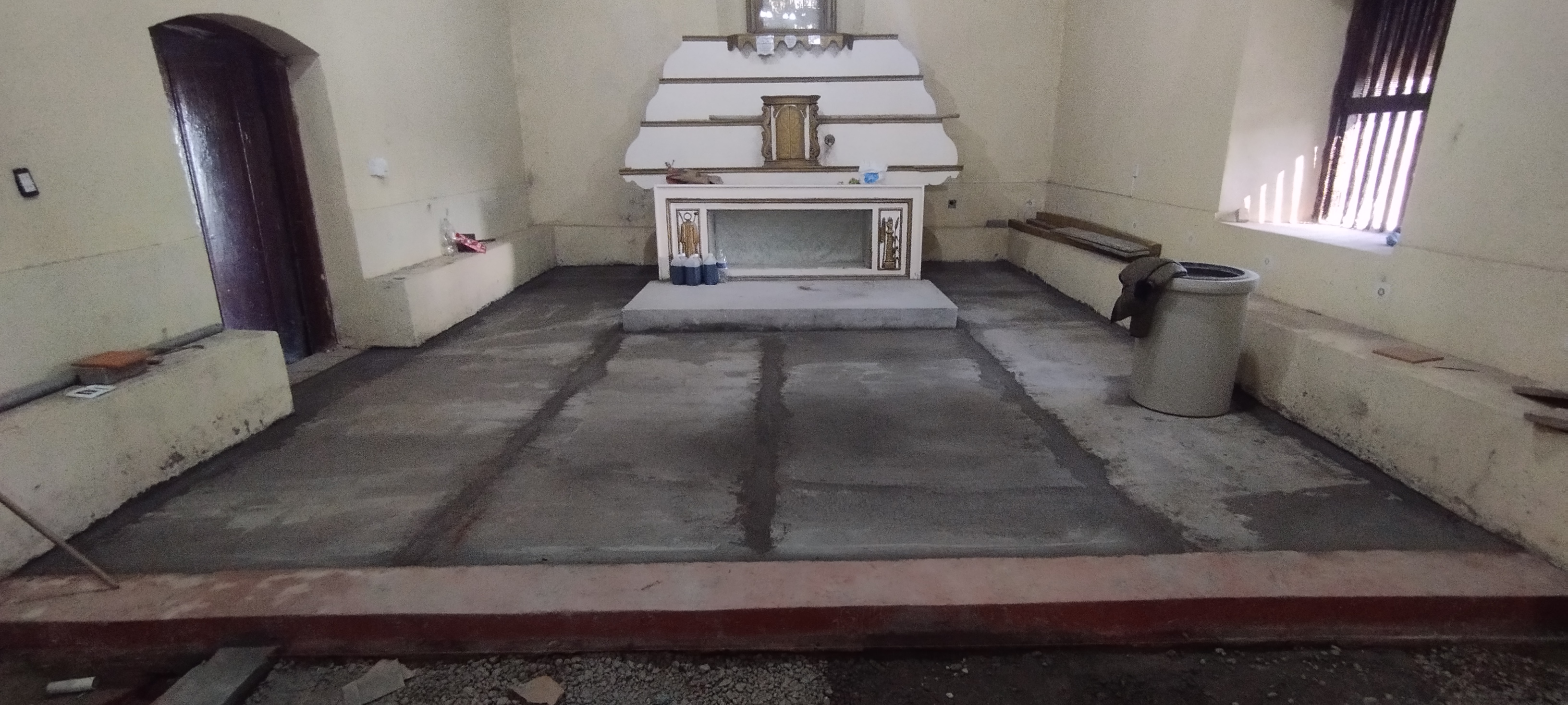 Interior de la capilla en restauración
