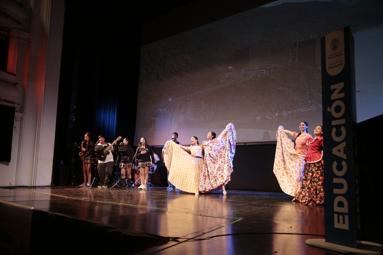 Presentación artística en el Teatro San Martín