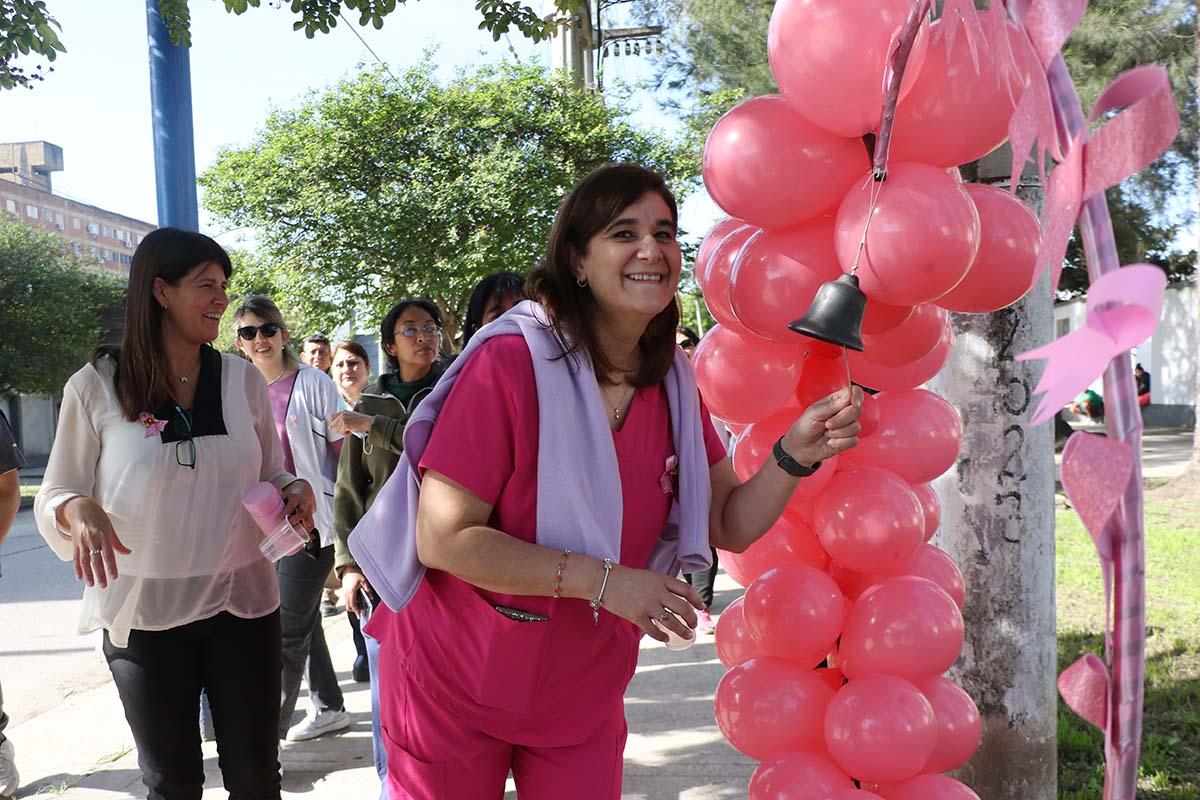 Caminata rosa en el Hospital del Carmen