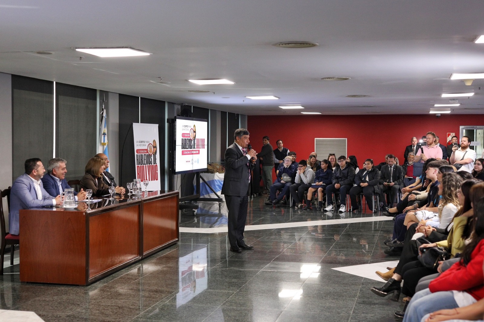 Premian a escuelas por cortometrajes sobre bullying en un concurso provincial