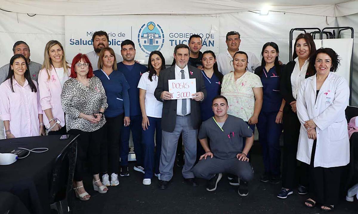 Equipo de vacunación del hospital móvil